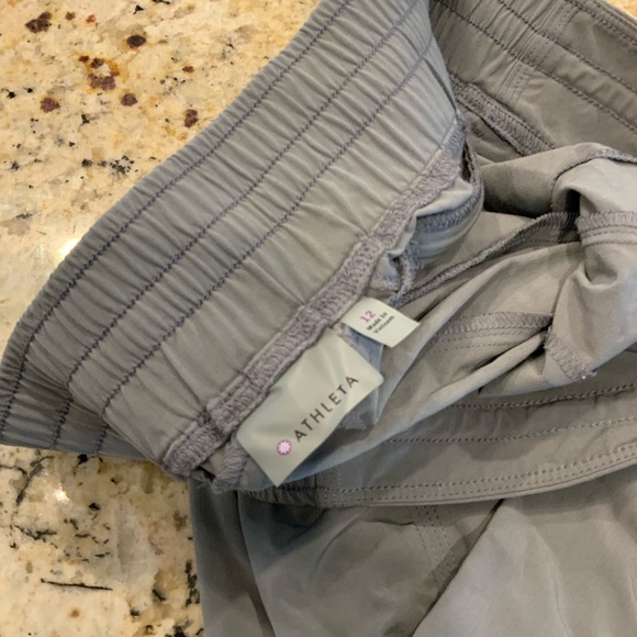 Athleta Attitude Capri Cropped Sz 12 Excellent Condition - Picture 2 of 2